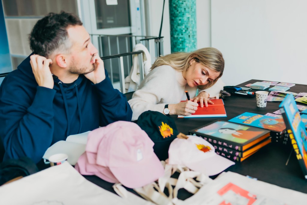 Jonathan Kunz talking to readers while Elizabeth Pich signs books.
Photo: Tina Stariha / Kino Šiška